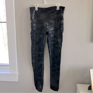 SPANX look at me now black camo leggings large